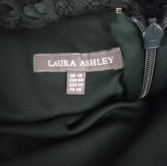 LAURA ASHLEY plus size crochet dress with lining - Picture 6 of 6